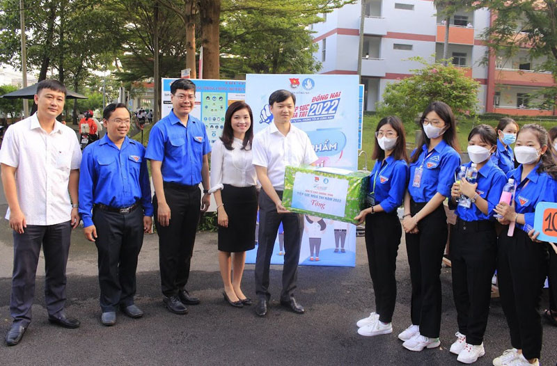 Đoàn công tác của Trung ương Đoàn tặng quà đội tiếp sức mùa thi tại Trường THPT chuyên Lương Thế Vinh, tỉnh Đồng Nai.