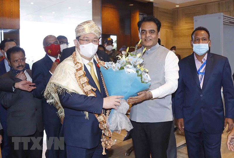 Lãnh đạo chính quyền bang Karnataka (Ấn Độ) chào đón và tặng hoa Chủ tịch Quốc hội Vương Đình Huệ. Ảnh: Doãn Tấn/TTXVN