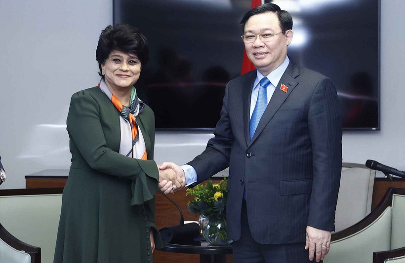 Chủ tịch Quốc hội Vương Đình Huệ và bà Shriti Vadera, Chủ tịch Tập đoàn Bảo hiểm Prudental. (Ảnh: Doãn Tấn/TTXVN)