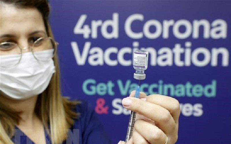 Tiêm vaccine ngừa Covid-19 liều thứ 4 cho những người trên 60 tuổi và đội ngũ nhân viên y tế tại Tel Aviv, Israel. (Ảnh: AFP/TTXVN)