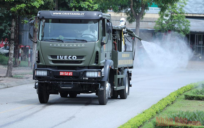 Phun khử khuẩn tại Bệnh viện Nhiệt đới Trung ương. Ảnh: DUY LINH