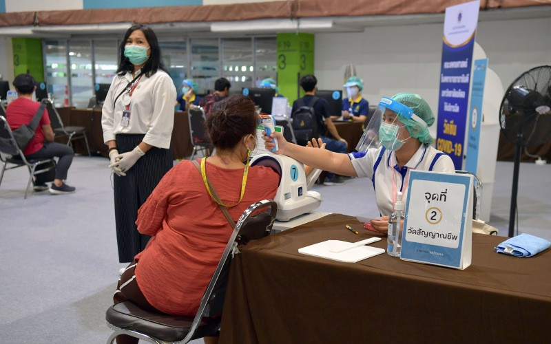 Người dân kiểm tra sức khỏe trước khi tiêm vaccine tại thủ đô Bangkok. (Ảnh: NAM ĐÔNG)