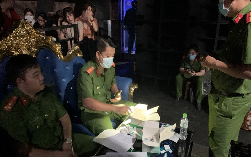 Hiện trường phát hiện các đối tượng dương tính với ma túy. 