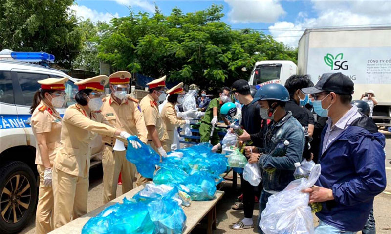 Lực lượng Công an nhiều địa phương phối hợp hỗ trợ người dân trở về từ các tỉnh phía nam để phòng tránh dịch Covid-19.