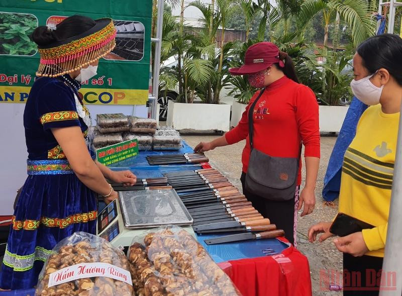 Gian hàng bày bán các sản phẩm đặc sản nông sản Cao Bằng. (Ảnh: THANH TRÀ)