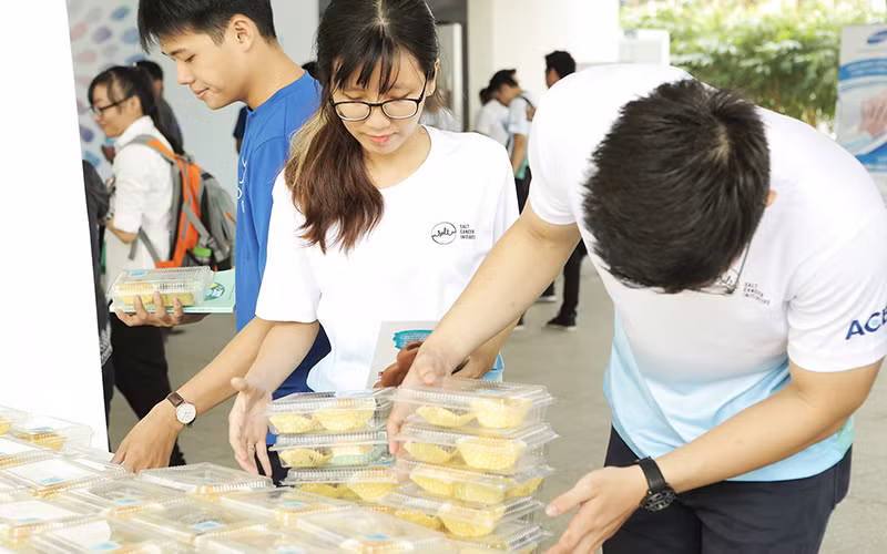 Phương Huyền trong một buổỉ tham gia hoạt động cộng đồng.