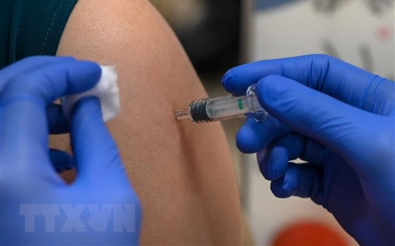 Tiêm vaccine phòng Covid-19 tại Singapore. (Ảnh: AFP/TTXVN)