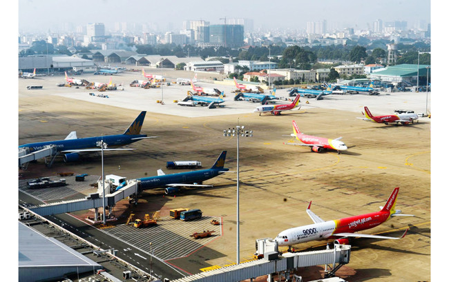 Máy bay cất, hạ cánh tại sân bay Tân Sơn Nhất.