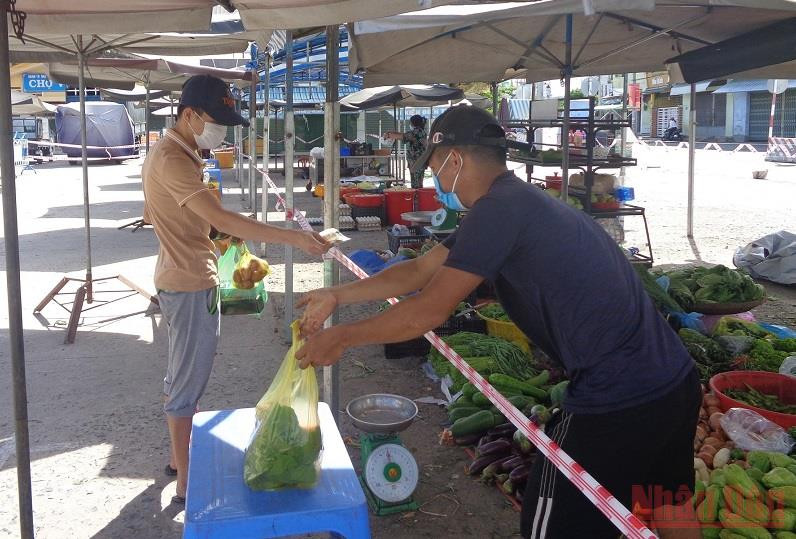 Người dân ở vùng vàng, vùng xanh được đi chợ nhưng phải đảm bảo an toàn.