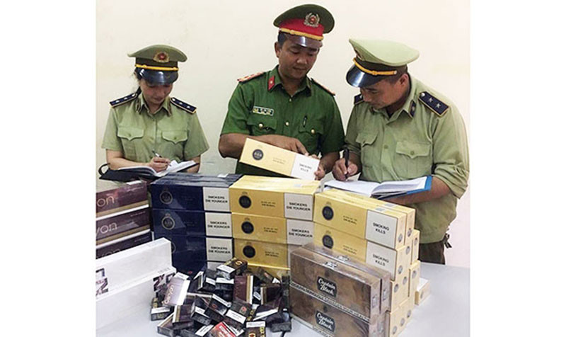 Lực lượng chức năng tỉnh Hòa Bình xử lý lô hàng thuốc lá vi phạm về kinh doanh hàng cấm tại phường Phương Lâm, TP Hòa Bình. Ảnh: BÙI MINH