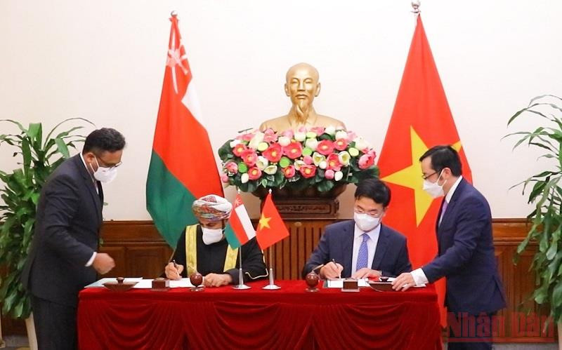 Thứ trưởng Ngoại giao Phạm Quang Hiệu và Đại sứ Oman tại Việt Nam Saleh Mohamed Ahmed Al Suqri ký kết Hiệp đinh miễn thị thực cho người mang hộ chiếu ngoại giao, hộ chiếu đặc biệt và hộ chiếu công vụ.