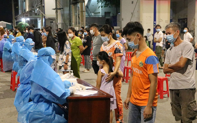 Xét nghiệm Covid-19 cho công nhân và người thân tại khu nhà ở xã hội Hòa Lợi, phường Hòa Phú, thành phố Thủ Dầu Một. 