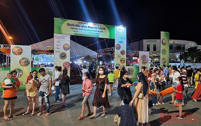 Đông đảo du khách đến tham gia Ngày hội Bánh dân gian Nam Bộ tại Cà Mau.