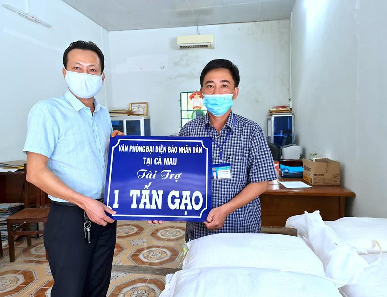Đại diện Báo Nhân dân tại Cà Mau trao hỗ trợ gạo bước đầu từ đơn vị đồng hành cho MTTQ thị trấn Đầm Dơi.