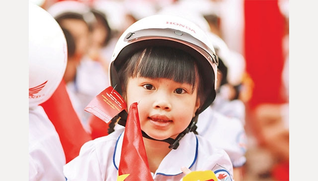 Đội mũ bảo hiểm cho trẻ góp phần giảm tai nạn giao thông cho các em (Ảnh minh họa).