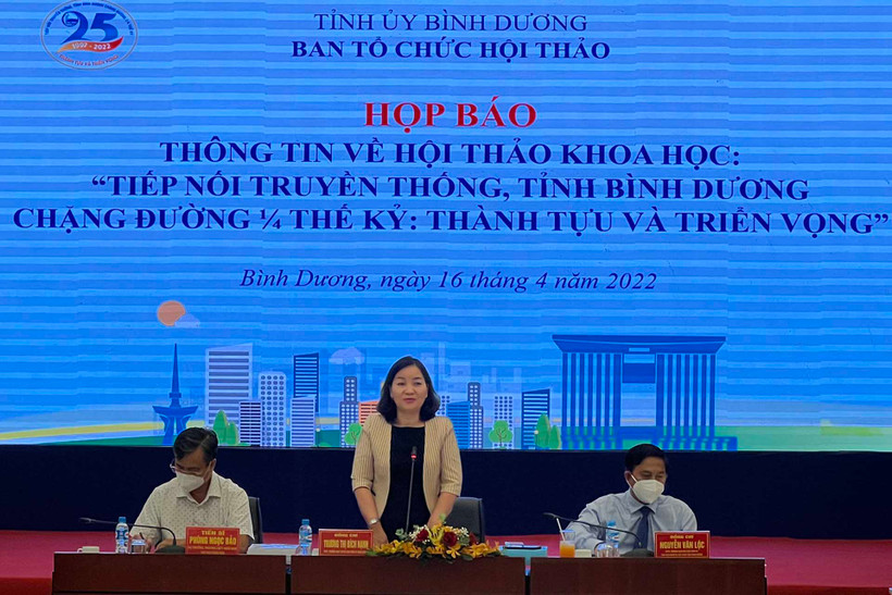 Trưởng Ban Tuyên giáo Tỉnh ủy Bình Dương Trương Thị Bích Hạnh phát biểu tại họp báo. (Ảnh: Trịnh Bình)