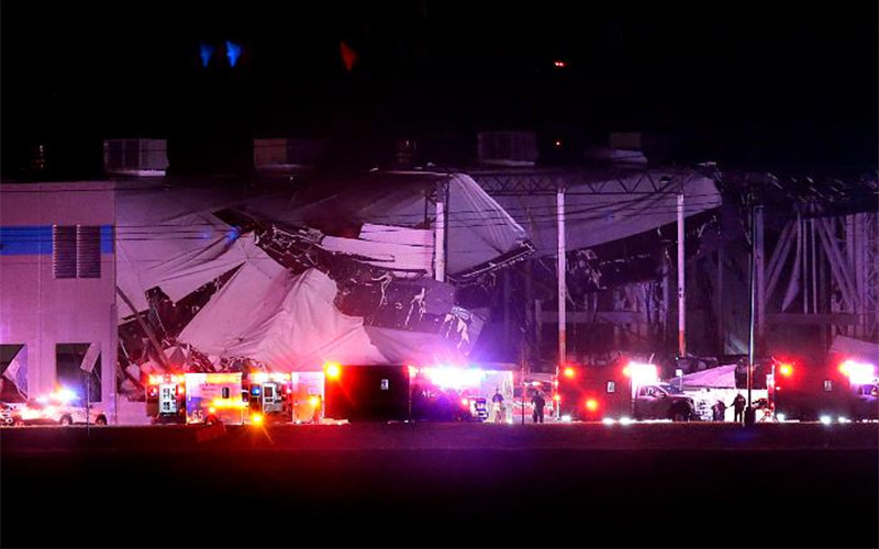 Bão làm sập 1 phần trung tâm phân phối của Amazon tại bang Illinois. (Ảnh: AP)