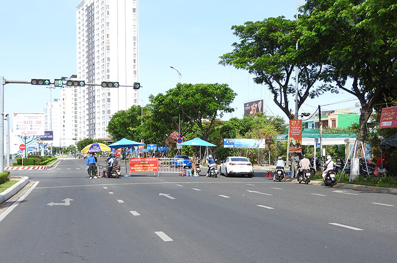 Kiểm soát chặt người ra vào quận Sơn Trà tại khu vực phía đông cầu Rồng.