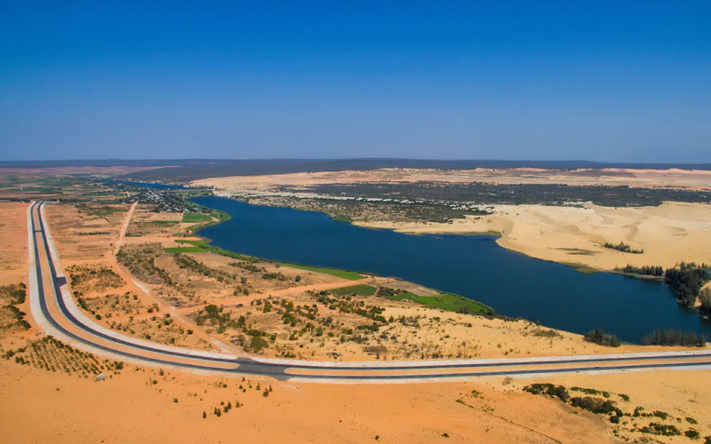 Thắng cảnh Bàu Trắng, huyện Bắc Bình và tuyến đường ven biển Hòa Thắng-Hòa Phú nằm trong Khu DLQG Mũi Né.