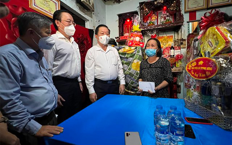 Đồng chí Nguyễn Trọng Nghĩa thăm, chúc Tết gia đình bà Triệu Lệ Anh