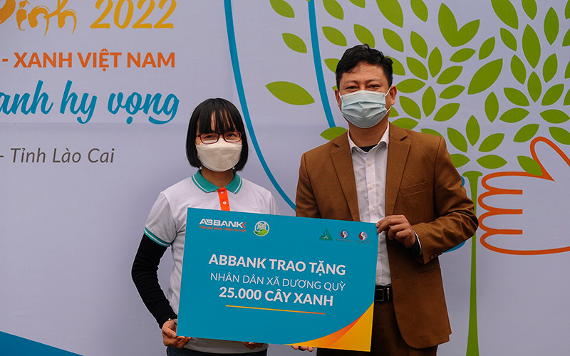 Đại diện ABBANK trao tặng cây xanh cho người dân và chính quyền xã Dương Quỳ.