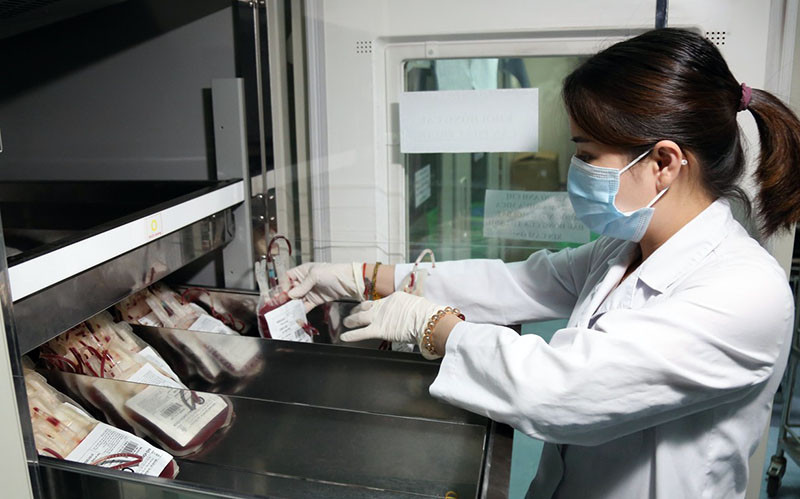 Nguồn máu dự trữ đang dần cạn kiệt vì nhiều lịch hiến máu bị hoãn do đại dịch. (Ảnh: BVCC)