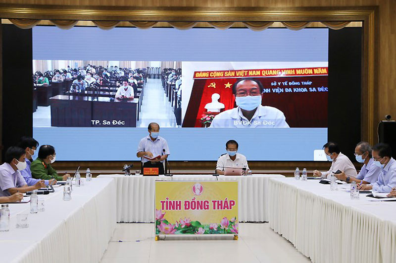 Phó Chủ tịch Ủy ban nhân dân tỉnh Đồng Tháp Đoàn Tấn Bửu chỉ đạo tại cuộc họp khẩn.