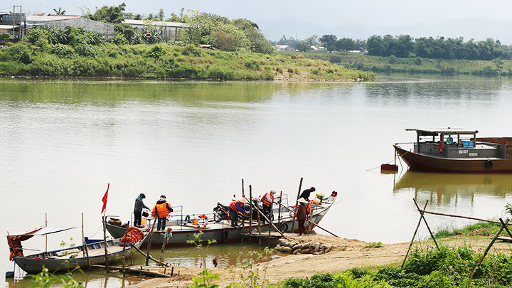 Chuyến đò ngang tận tình đón khách.