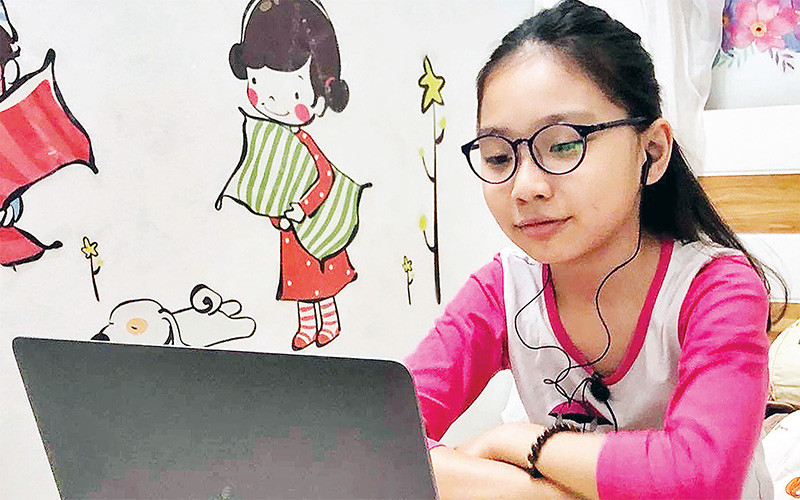 Trẻ học tập qua thiết bị điện tử. Ảnh: NGỌC MAI 