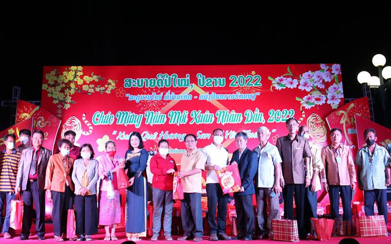 Lễ trao quà tặng kiều bào tại Lào có hoàn cảnh khó khăn trong khuôn viên Trung tâm Văn hóa Việt Nam tại Lào. (Ảnh: Xuân Sơn)