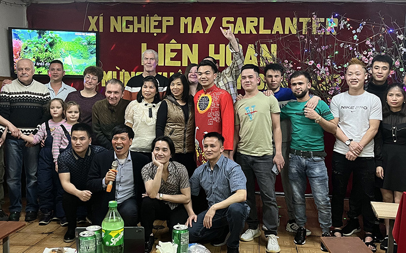 Công nhân viên xí nghiệp may Sarlanter chụp ảnh nhân dịp Xuân mới Nhâm Dần.