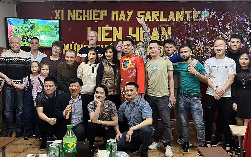 Công nhân viên xí nghiệp may Sarlanter chụp ảnh nhân dịp Xuân mới Nhâm Dần.