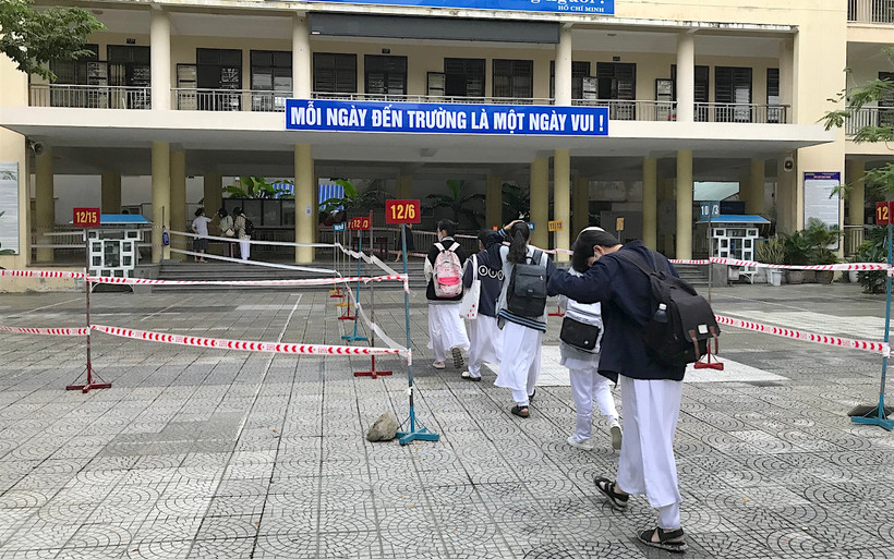 Trường THPT Trần Phú phân luồng đón học sinh trở lại trường học trực tiếp.