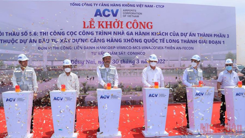 Các đại biểu bấm nút khởi công gói thầu.