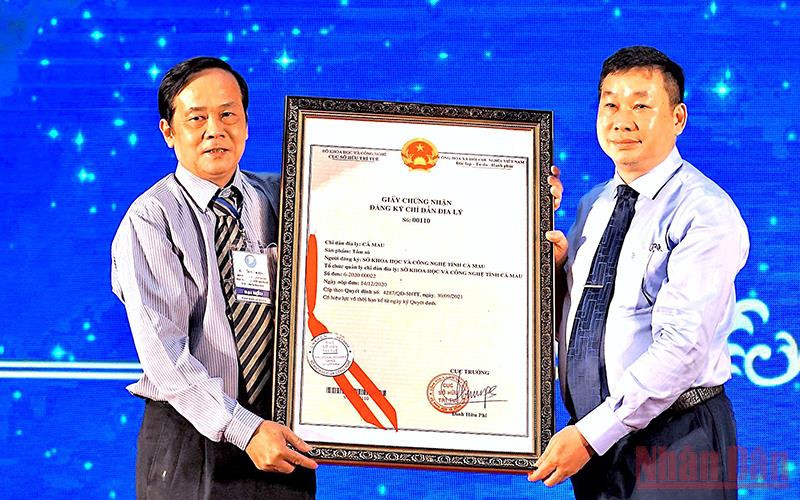 Đại diện Cục Sở hữu Trí tuệ trao chứng nhận chỉ dẫn địa lý cho Sở Khoa học-Công nghệ Cà Mau đối với tôm sú Cà Mau.