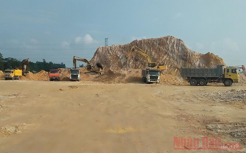 Nhiều đồi, núi được san ủi trong quá trình xây dựng KCN Sông Công 2.