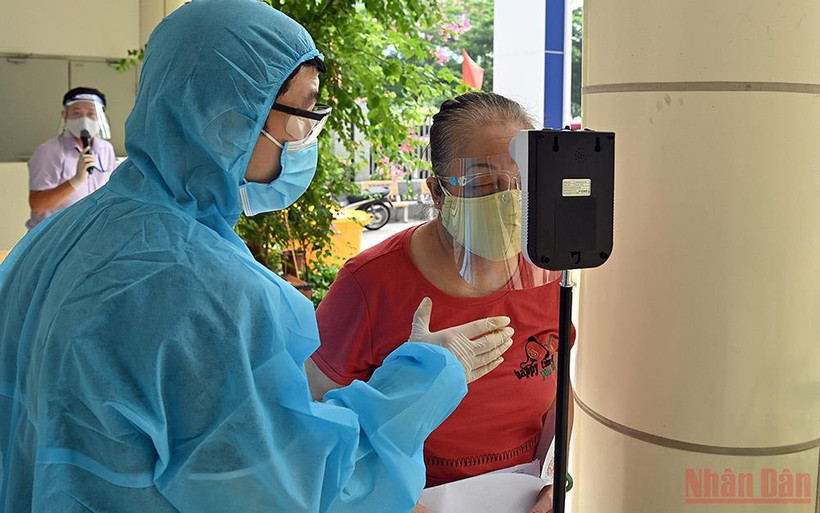 Hà Nội mở rộng tiêm chủng cho người cao tuổi. (Ảnh: DUY LINH)