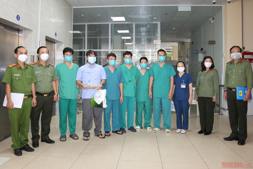 Anh P.C.Đ ( thứ tư từ trái sang) được xuất viện trong chiều nay. (Ảnh: BVCC)