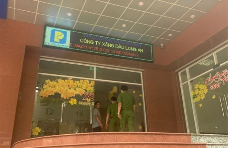 Cảnh sát vào bên trong tòa nhà Petrolimex Long An.