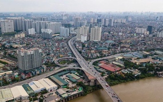 Cầu Vĩnh Tuy khởi công từ năm 2005, chính thức thông xe vào ngày 25-9-2009, là một trong những cây cầu rộng nhất Việt Nam thời điểm đó.