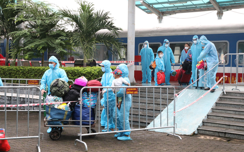 Người dân từ TP Hồ Chí Minh, Bình Dương, Đồng Nai xuống ga Ninh Bình và bảo đảm quy định phòng, chống dịch Covid-19.