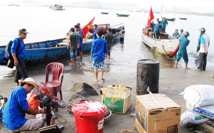 * Chính quyền địa phương hỗ trợ người dân làng Vân chuyển về nơi ở mới vào tháng 8-2012. Ảnh: ĐÌNH TĂNG
