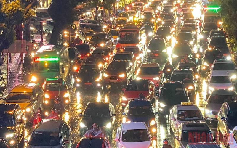 Hình ảnh nhiều tuyến phố ở Hà Nội ngập, ùn tắc do mưa lớn