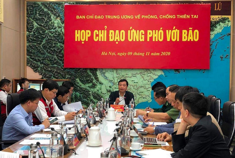 Toàn cảnh cuộc họp chỉ đạo ứng phó cơn bão số 12 sáng 9-11.