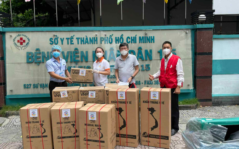 Hội Chữ thập đỏ TP Hồ Chí Minh vận động Công ty TNHH TMDV SX Quán Quân (quận 11) trao vật tư y tế cho các bệnh viện.