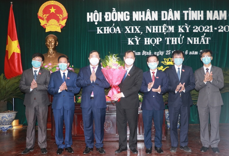 Đồng chí Phạm Gia Túc, Bí thư Tỉnh ủy Nam Định chúc mừng các đồng chí vừa được bầu giữ các chức danh chủ chốt Hội đồng nhân dân tỉnh khóa 19, nhiệm kỳ 2021-2026.