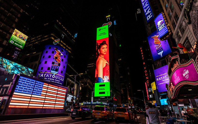 Hình ảnh ca sĩ Hoàng Thùy Linh lần đầu xuất hiện ở Quảng trường Thời đại New York (Mỹ). Nguồn: Spotify