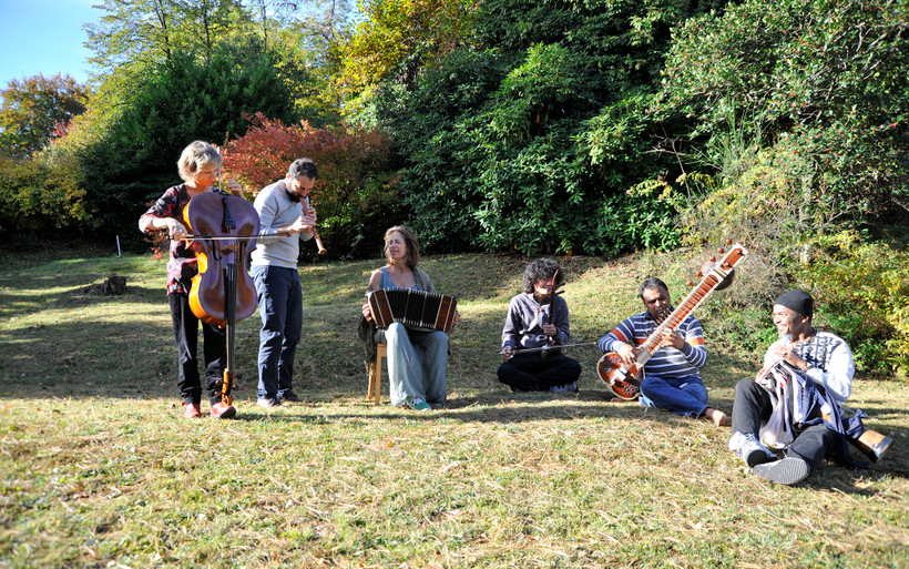 Ngô Hồng Quang (thứ tư, từ trái sang) trong dự án Xây những nhịp cầu ở Ascona, Thụy Sĩ, năm 2017. Ảnh: NVCC