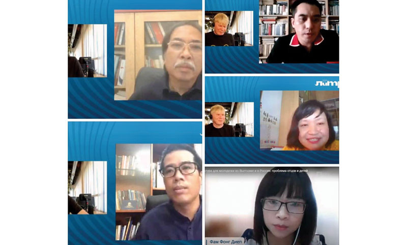 Các nhà văn, nhà phê bình văn học Nga, Việt Nam tham dự tọa đàm. Ảnh: Báo Hà Nội mới.