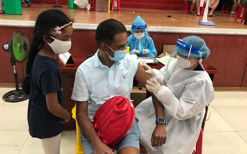 Quận Sơn Trà tiêm vaccine cho hơn 900 người nước ngoài chiều 25/9.